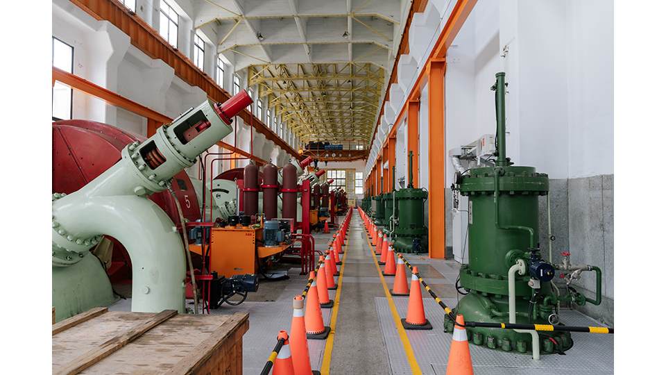 大觀電廠一廠的引水壓力鋼管與橫軸佩爾頓式水輪機機組，共有5部機組。